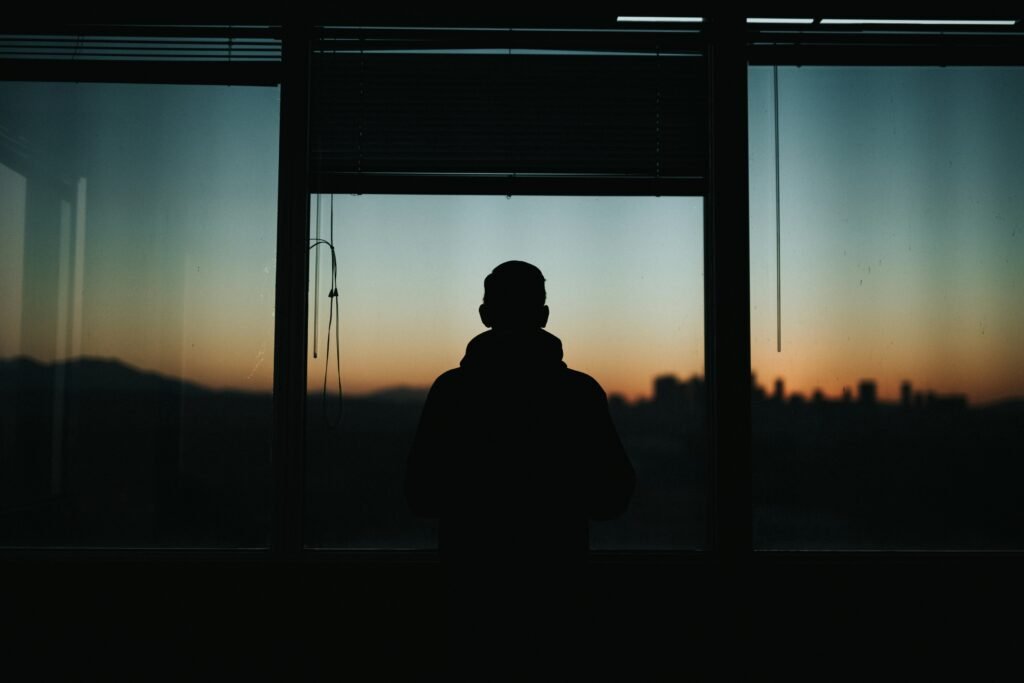 La solitude du dirigeant de TPE ou de micro-entreprise est une réalité qui impacte la santé mentale, les décisions et les équipes. Découvrez comment retrouver un équilibre durable.